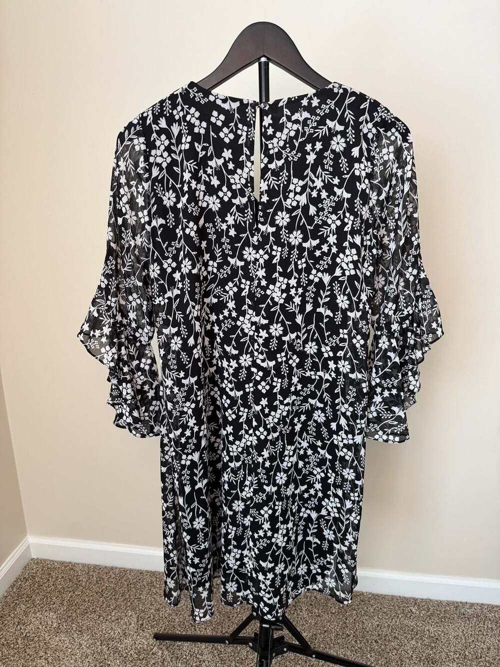 Calvin Klein Women's Black and White Floral Ruffle Sleeve Dress Size 8 - Picture 3 of 7